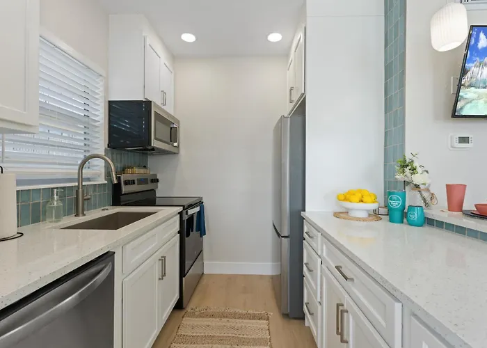 Resort With Heated Pool - Waterfront View, Steps To - Coral C-2 Clearwater Beach