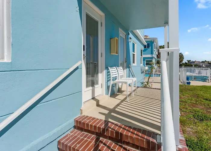 Resort With Heated Pool - Waterfront View, Steps To - Coral C-2 Clearwater Beach